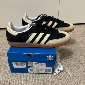 Brand new women’s samba og size 9.5. Black and cream with the gum sole! Perfect!